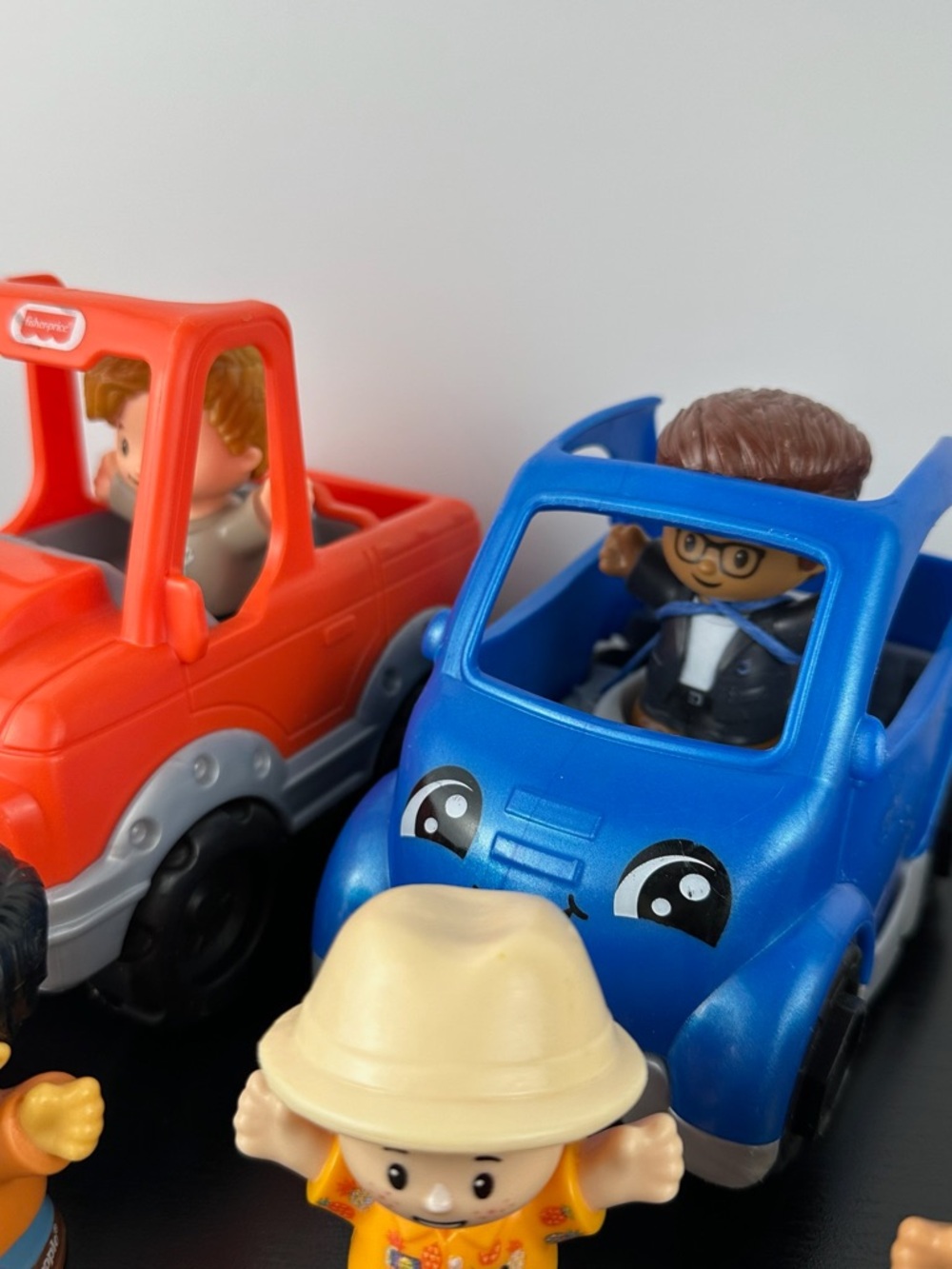 Fisher Price Little People Blue Electric Car, Pick Up Truck & 13 Boy Figurines - Picture 6 of 8